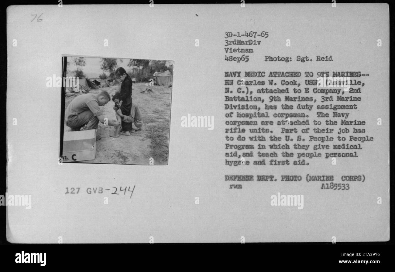 Navy Medic Charles W. Cook, Mitglied der E Company, 2. Bataillon, 9. Marines, 3. Marine Division, leistet medizinische Hilfe und unterrichtet Körperhygiene während einer MEDCAP Operation am 4. September 1965 in Vietnam. Das Programm ist Teil der US-Initiative People to People. Das Foto von Sgt. Reid dokumentiert die medizinische Unterstützung der amerikanischen Streitkräfte. Stockfoto