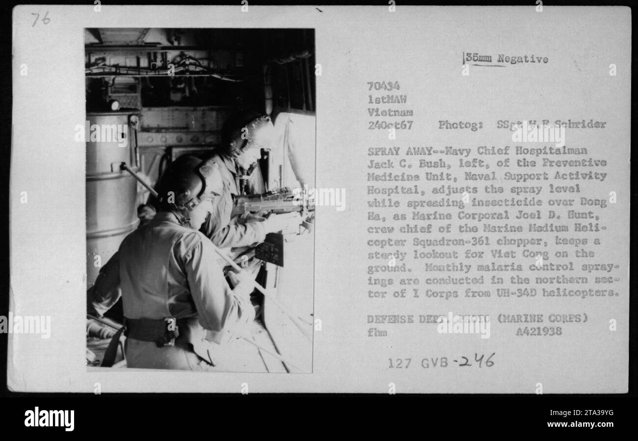Navy Chief Hospitalman und Marine Corporal führen monatliche Malariabekämpfungsspritzen in Dong Ha, Vietnam, am 24. Oktober 1967 durch, während sie auf vietnamesische Aktivitäten überwachen, fotografiert von SSgt W.F. Schrider. Stockfoto