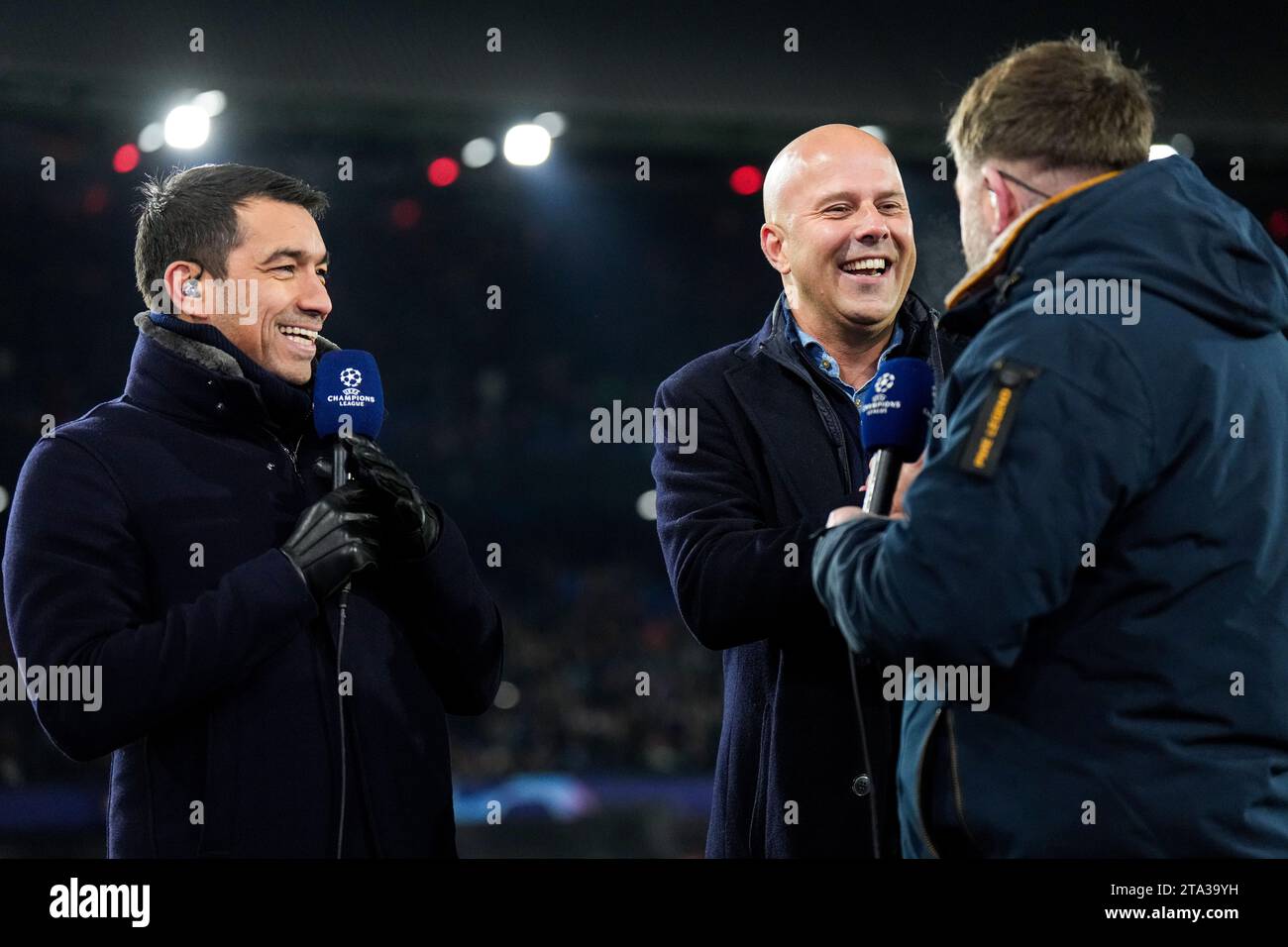 Rotterdam, Niederlande. November 2023. Rotterdam - Giovanni van Bronckhorst, Feyenoord-Trainer Arne Slot, Theo Janssen während der fünften Etappe der UEFA Champions League zwischen Feyenoord und Atletico Madrid im Stadion Feijenoord de Kuip am 28. November 2023 in Rotterdam, Niederlande. Credit: Box to Box Pictures/Alamy Live News Stockfoto