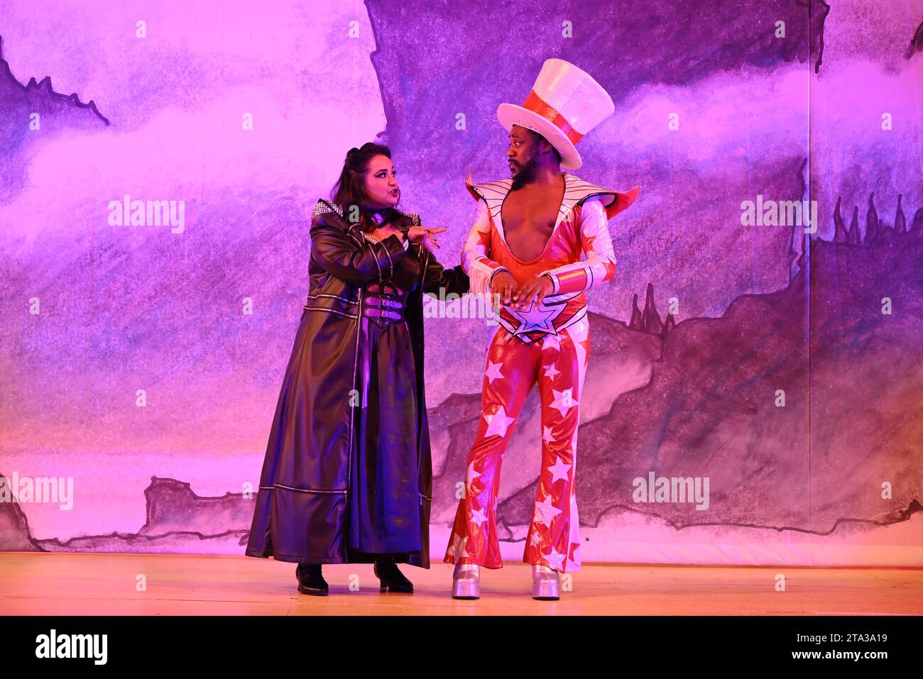 Fliegen Sie dieses Weihnachten auf Ihrem Zauberteppich bis nach East London, während Hackney Empire Panto Aladdin 2023 uns in eine magische neue Welt entführt! Diese klassische Geschichte von einem Jungen, der eine magische Lampe findet, die all seine Wünsche erfüllen kann, ist unheimlich lustig, mit lebhaften Kostümen und Effekten, unkontrollierbarem Lachen, eingängigen Liedern und dem Besten: Teilnahme am Publikum. Stockfoto