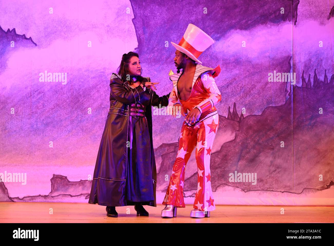 Fliegen Sie dieses Weihnachten auf Ihrem Zauberteppich bis nach East London, während Hackney Empire Panto Aladdin 2023 uns in eine magische neue Welt entführt! Diese klassische Geschichte von einem Jungen, der eine magische Lampe findet, die all seine Wünsche erfüllen kann, ist unheimlich lustig, mit lebhaften Kostümen und Effekten, unkontrollierbarem Lachen, eingängigen Liedern und dem Besten: Teilnahme am Publikum. Stockfoto