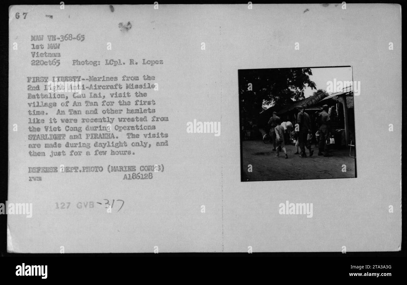 Marines des 2. Leichten Flugabwehrbataillons Chu Lai besuchen das Dorf an Tan zum ersten Mal während der Erholung und Entspannung am 22. Oktober 1965. Das Dorf wurde kürzlich während der Operationen STARLIGHT und PIRANHA aus dem Viet Cong genommen. Die Besuche sind auf wenige Stunden bei hellem Tageslicht beschränkt. Stockfoto