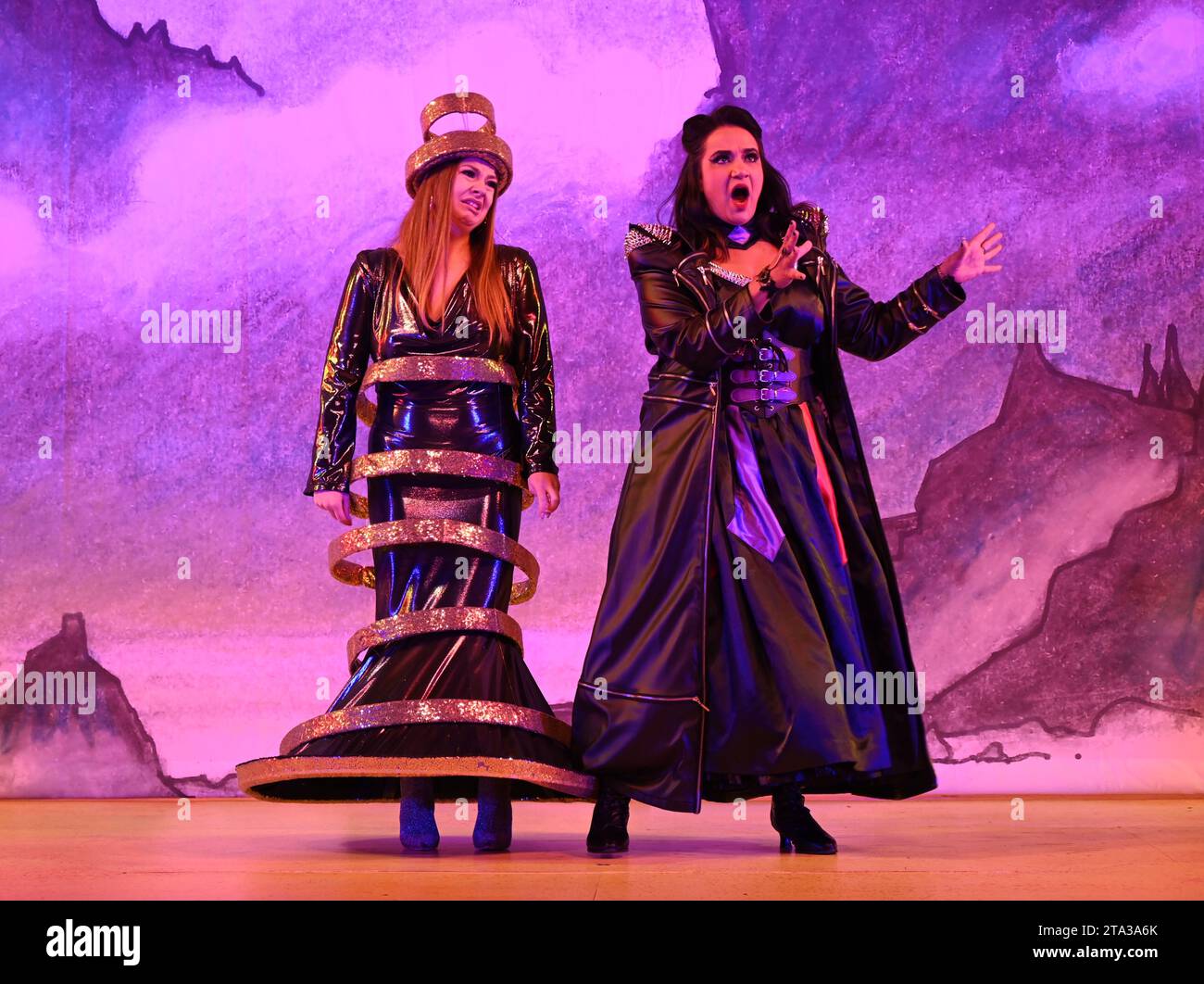 Fliegen Sie dieses Weihnachten auf Ihrem Zauberteppich bis nach East London, während Hackney Empire Panto Aladdin 2023 uns in eine magische neue Welt entführt! Diese klassische Geschichte von einem Jungen, der eine magische Lampe findet, die all seine Wünsche erfüllen kann, ist unheimlich lustig, mit lebhaften Kostümen und Effekten, unkontrollierbarem Lachen, eingängigen Liedern und dem Besten: Teilnahme am Publikum. Stockfoto