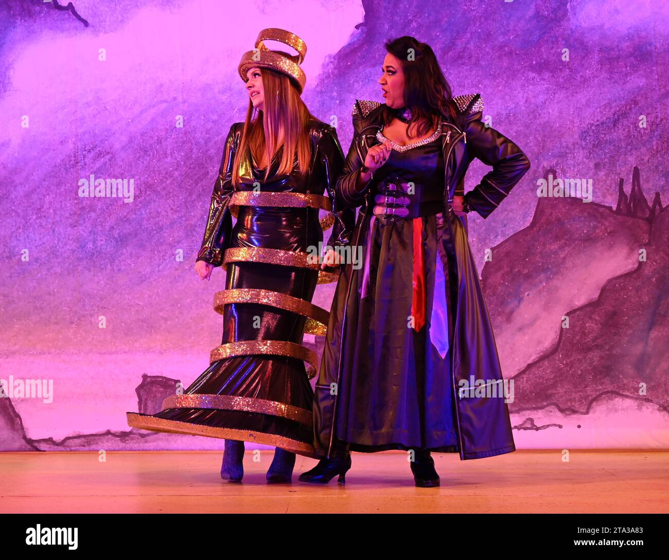 Fliegen Sie dieses Weihnachten auf Ihrem Zauberteppich bis nach East London, während Hackney Empire Panto Aladdin 2023 uns in eine magische neue Welt entführt! Diese klassische Geschichte von einem Jungen, der eine magische Lampe findet, die all seine Wünsche erfüllen kann, ist unheimlich lustig, mit lebhaften Kostümen und Effekten, unkontrollierbarem Lachen, eingängigen Liedern und dem Besten: Teilnahme am Publikum. Stockfoto