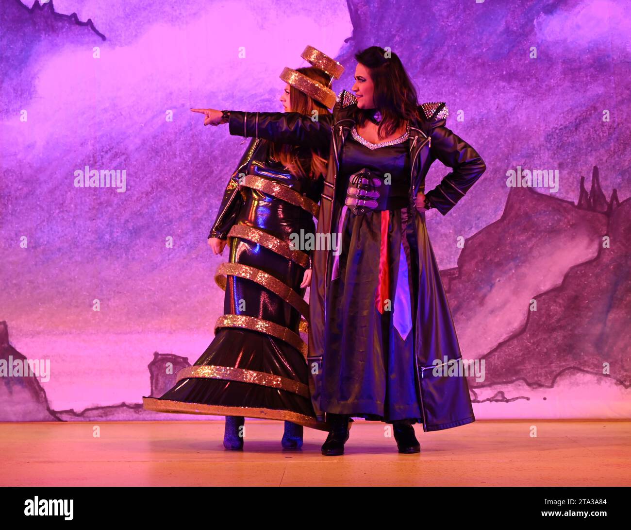 Fliegen Sie dieses Weihnachten auf Ihrem Zauberteppich bis nach East London, während Hackney Empire Panto Aladdin 2023 uns in eine magische neue Welt entführt! Diese klassische Geschichte von einem Jungen, der eine magische Lampe findet, die all seine Wünsche erfüllen kann, ist unheimlich lustig, mit lebhaften Kostümen und Effekten, unkontrollierbarem Lachen, eingängigen Liedern und dem Besten: Teilnahme am Publikum. Stockfoto