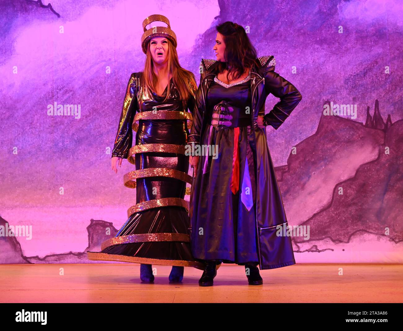 Fliegen Sie dieses Weihnachten auf Ihrem Zauberteppich bis nach East London, während Hackney Empire Panto Aladdin 2023 uns in eine magische neue Welt entführt! Diese klassische Geschichte von einem Jungen, der eine magische Lampe findet, die all seine Wünsche erfüllen kann, ist unheimlich lustig, mit lebhaften Kostümen und Effekten, unkontrollierbarem Lachen, eingängigen Liedern und dem Besten: Teilnahme am Publikum. Stockfoto