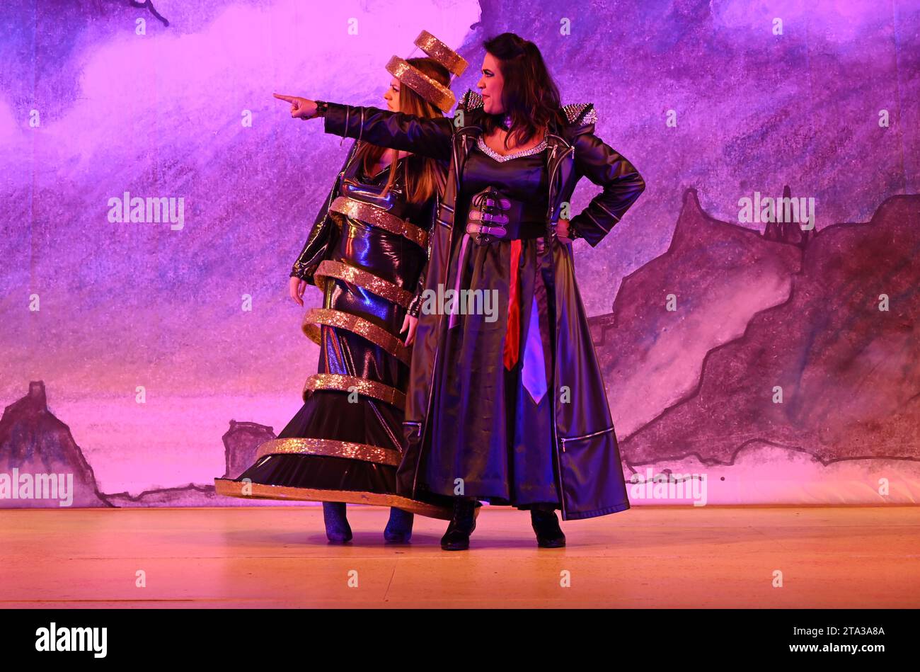 Fliegen Sie dieses Weihnachten auf Ihrem Zauberteppich bis nach East London, während Hackney Empire Panto Aladdin 2023 uns in eine magische neue Welt entführt! Diese klassische Geschichte von einem Jungen, der eine magische Lampe findet, die all seine Wünsche erfüllen kann, ist unheimlich lustig, mit lebhaften Kostümen und Effekten, unkontrollierbarem Lachen, eingängigen Liedern und dem Besten: Teilnahme am Publikum. Stockfoto