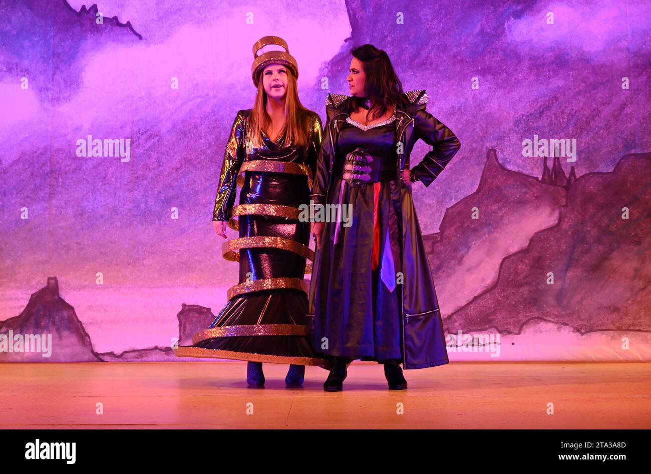 Fliegen Sie dieses Weihnachten auf Ihrem Zauberteppich bis nach East London, während Hackney Empire Panto Aladdin 2023 uns in eine magische neue Welt entführt! Diese klassische Geschichte von einem Jungen, der eine magische Lampe findet, die all seine Wünsche erfüllen kann, ist unheimlich lustig, mit lebhaften Kostümen und Effekten, unkontrollierbarem Lachen, eingängigen Liedern und dem Besten: Teilnahme am Publikum. Stockfoto