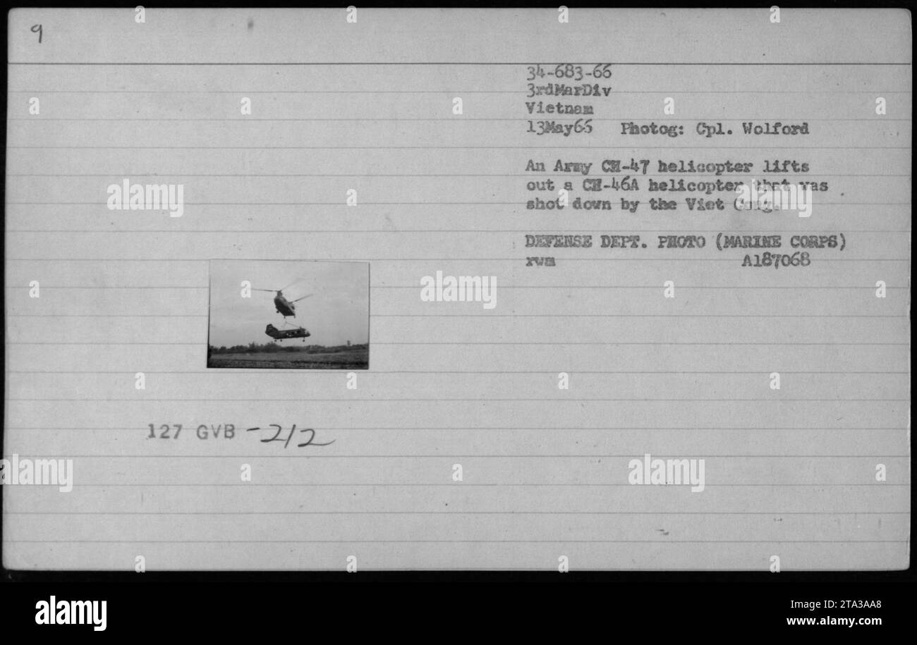 Ein Hubschrauber der Armee CH-47 hebt am 13. Mai 1966 einen abgestürzten C-46A Hubschrauber in Vietnam ab, nachdem er von der Viet Cong abgeschossen wurde, fotografiert von CPL Wolford. Stockfoto