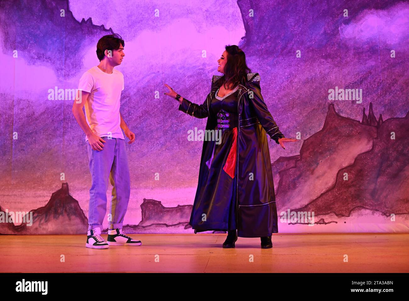 Fliegen Sie dieses Weihnachten auf Ihrem Zauberteppich bis nach East London, während Hackney Empire Panto Aladdin 2023 uns in eine magische neue Welt entführt! Diese klassische Geschichte von einem Jungen, der eine magische Lampe findet, die all seine Wünsche erfüllen kann, ist unheimlich lustig, mit lebhaften Kostümen und Effekten, unkontrollierbarem Lachen, eingängigen Liedern und dem Besten: Teilnahme am Publikum. Stockfoto