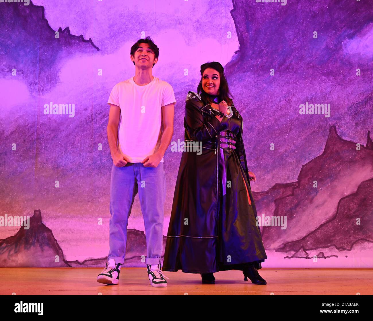 Fliegen Sie dieses Weihnachten auf Ihrem Zauberteppich bis nach East London, während Hackney Empire Panto Aladdin 2023 uns in eine magische neue Welt entführt! Diese klassische Geschichte von einem Jungen, der eine magische Lampe findet, die all seine Wünsche erfüllen kann, ist unheimlich lustig, mit lebhaften Kostümen und Effekten, unkontrollierbarem Lachen, eingängigen Liedern und dem Besten: Teilnahme am Publikum. Stockfoto