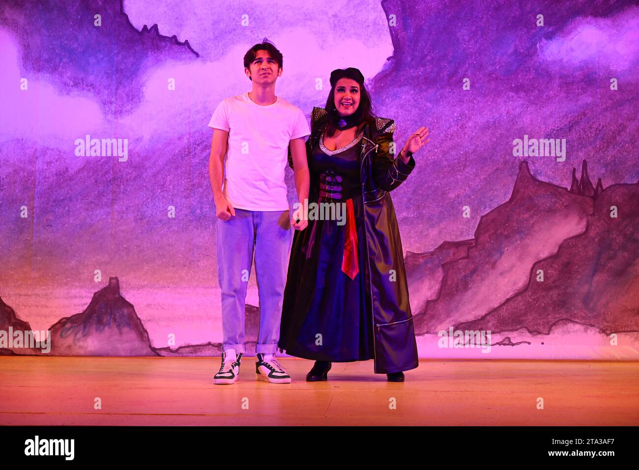 Fliegen Sie dieses Weihnachten auf Ihrem Zauberteppich bis nach East London, während Hackney Empire Panto Aladdin 2023 uns in eine magische neue Welt entführt! Diese klassische Geschichte von einem Jungen, der eine magische Lampe findet, die all seine Wünsche erfüllen kann, ist unheimlich lustig, mit lebhaften Kostümen und Effekten, unkontrollierbarem Lachen, eingängigen Liedern und dem Besten: Teilnahme am Publikum. Stockfoto