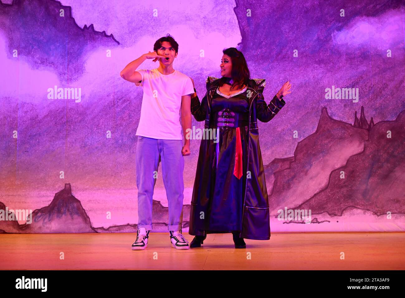 Fliegen Sie dieses Weihnachten auf Ihrem Zauberteppich bis nach East London, während Hackney Empire Panto Aladdin 2023 uns in eine magische neue Welt entführt! Diese klassische Geschichte von einem Jungen, der eine magische Lampe findet, die all seine Wünsche erfüllen kann, ist unheimlich lustig, mit lebhaften Kostümen und Effekten, unkontrollierbarem Lachen, eingängigen Liedern und dem Besten: Teilnahme am Publikum. Stockfoto