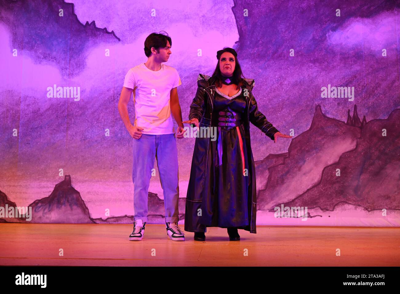 Fliegen Sie dieses Weihnachten auf Ihrem Zauberteppich bis nach East London, während Hackney Empire Panto Aladdin 2023 uns in eine magische neue Welt entführt! Diese klassische Geschichte von einem Jungen, der eine magische Lampe findet, die all seine Wünsche erfüllen kann, ist unheimlich lustig, mit lebhaften Kostümen und Effekten, unkontrollierbarem Lachen, eingängigen Liedern und dem Besten: Teilnahme am Publikum. Stockfoto