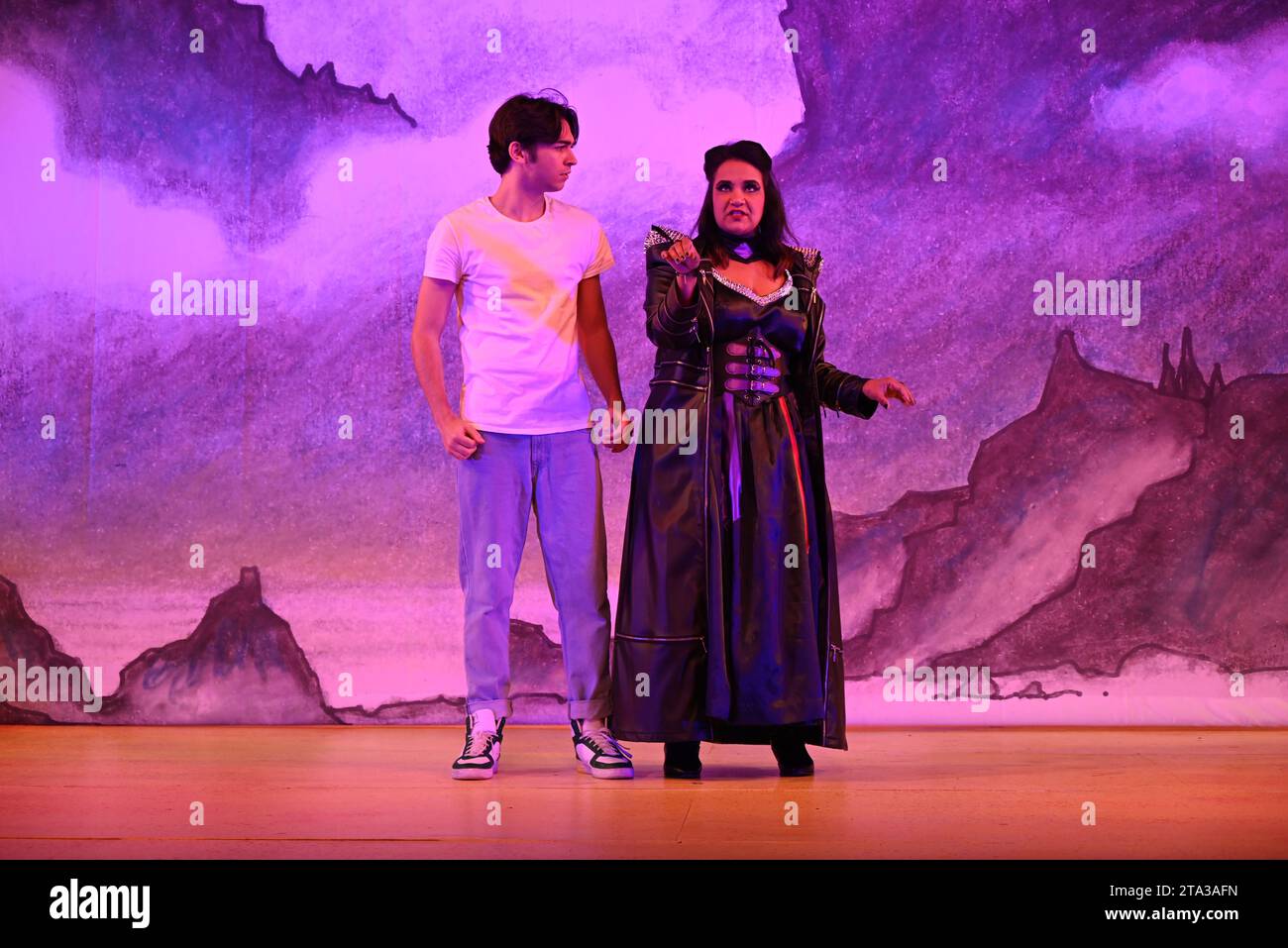 Fliegen Sie dieses Weihnachten auf Ihrem Zauberteppich bis nach East London, während Hackney Empire Panto Aladdin 2023 uns in eine magische neue Welt entführt! Diese klassische Geschichte von einem Jungen, der eine magische Lampe findet, die all seine Wünsche erfüllen kann, ist unheimlich lustig, mit lebhaften Kostümen und Effekten, unkontrollierbarem Lachen, eingängigen Liedern und dem Besten: Teilnahme am Publikum. Stockfoto