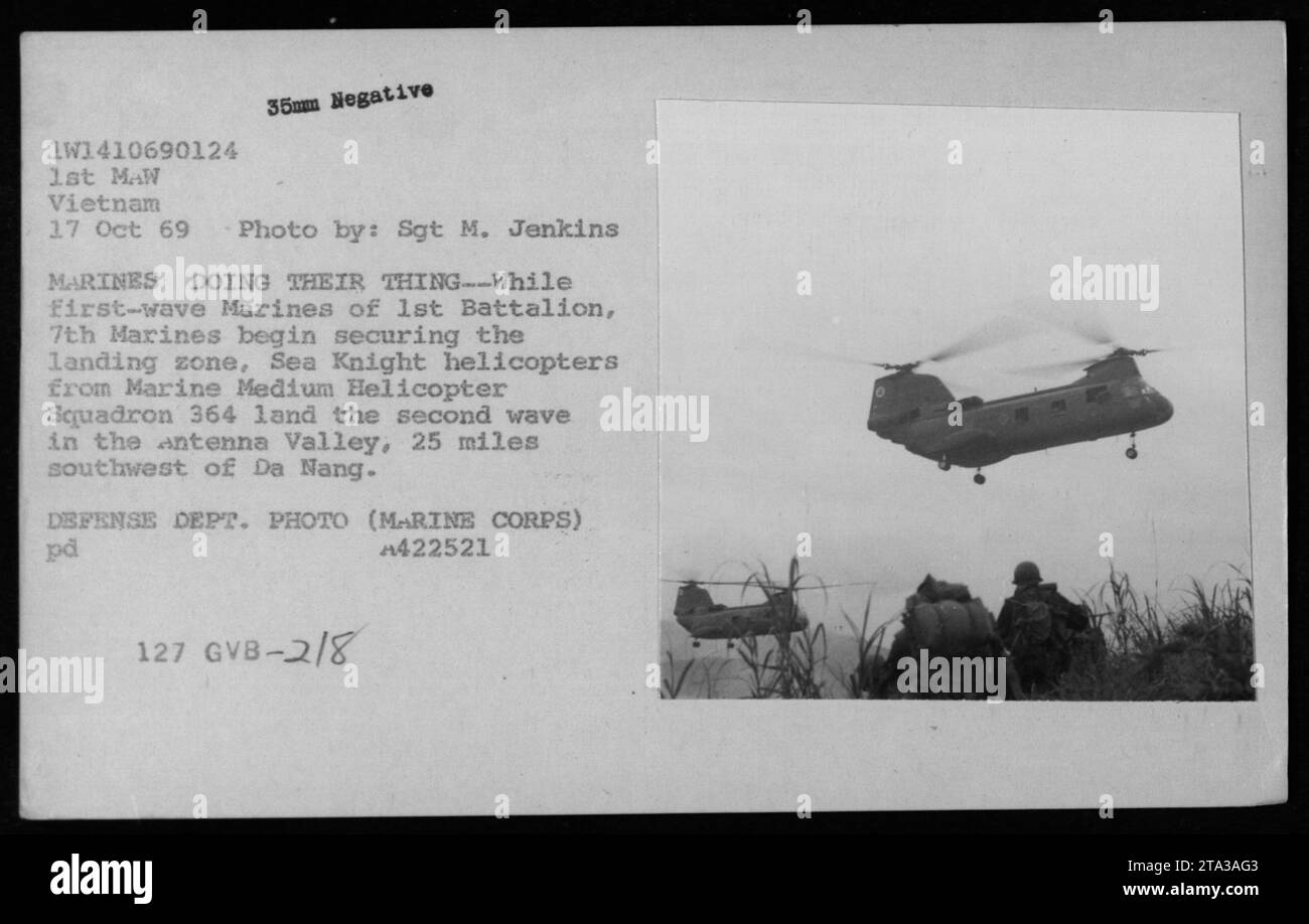 Erste Marines des 1. Bataillons, 7. Marines sichern die Landezone im