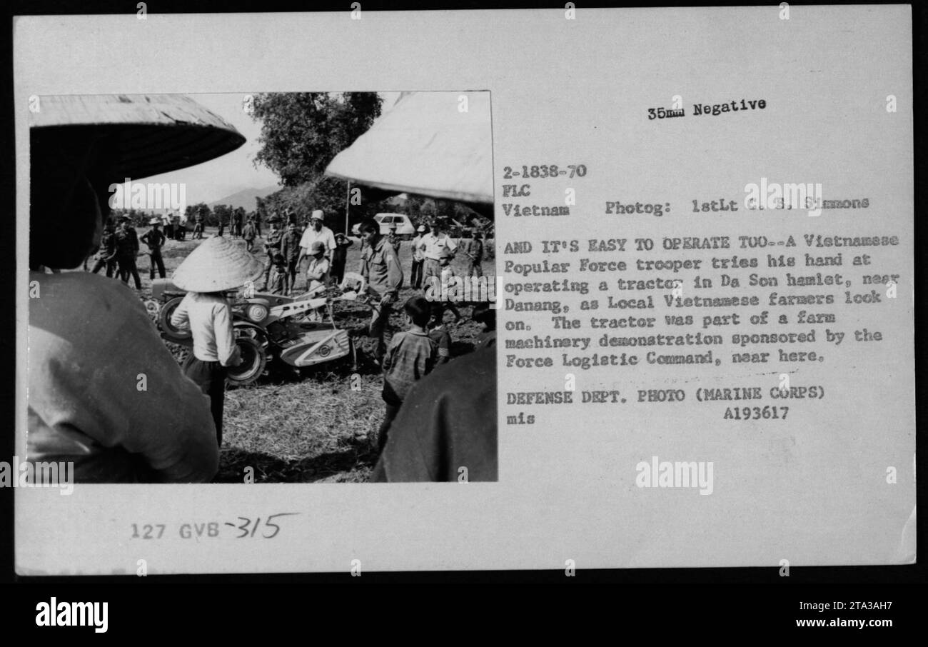Ein vietnamesischer Truppen betreibt einen Traktor im Dorf da Son in der Nähe von Danang während einer Landmaschinendemonstration, die 1970 vom Force Logistic Command organisiert wurde. Das Foto dokumentiert militärische Beteiligung an der landwirtschaftlichen Unterstützung. Stockfoto