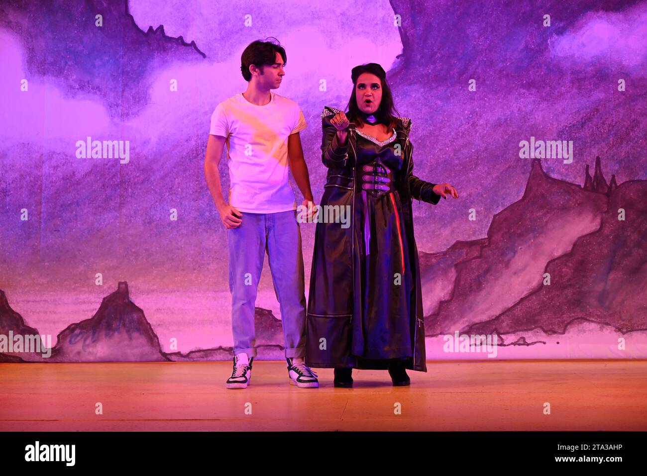 Fliegen Sie dieses Weihnachten auf Ihrem Zauberteppich bis nach East London, während Hackney Empire Panto Aladdin 2023 uns in eine magische neue Welt entführt! Diese klassische Geschichte von einem Jungen, der eine magische Lampe findet, die all seine Wünsche erfüllen kann, ist unheimlich lustig, mit lebhaften Kostümen und Effekten, unkontrollierbarem Lachen, eingängigen Liedern und dem Besten: Teilnahme am Publikum. Stockfoto