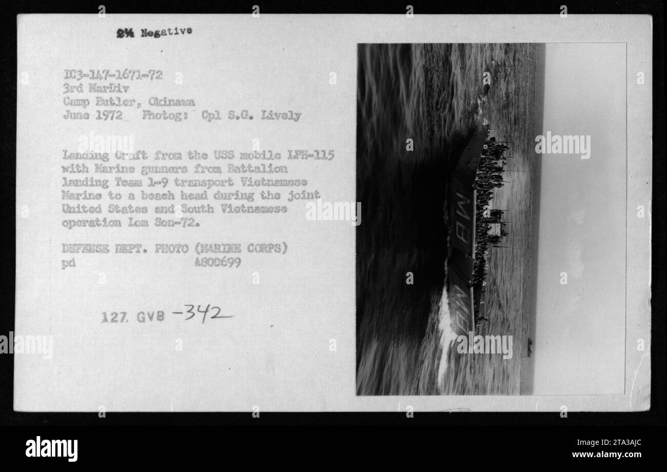 Im Juni 1972 transportierten Marineschützer des Bataillon-Landing-Teams 1-9 während der gemeinsamen US-südvietnamesischen Operation Lom Son-72 vietnamesische Marines mit LVT/LVTP zu einem Strandkopf. Stockfoto