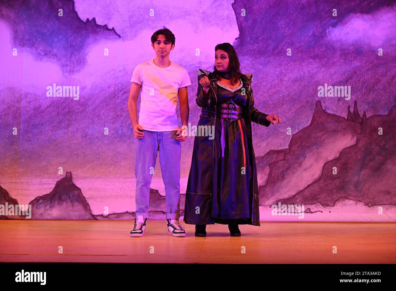 Fliegen Sie dieses Weihnachten auf Ihrem Zauberteppich bis nach East London, während Hackney Empire Panto Aladdin 2023 uns in eine magische neue Welt entführt! Diese klassische Geschichte von einem Jungen, der eine magische Lampe findet, die all seine Wünsche erfüllen kann, ist unheimlich lustig, mit lebhaften Kostümen und Effekten, unkontrollierbarem Lachen, eingängigen Liedern und dem Besten: Teilnahme am Publikum. Stockfoto