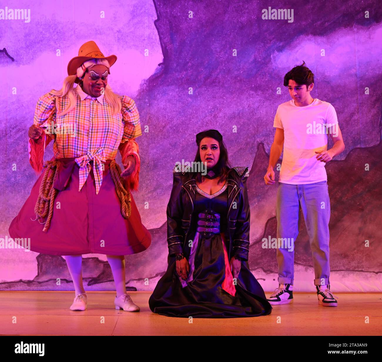 Fliegen Sie dieses Weihnachten auf Ihrem Zauberteppich bis nach East London, während Hackney Empire Panto Aladdin 2023 uns in eine magische neue Welt entführt! Diese klassische Geschichte von einem Jungen, der eine magische Lampe findet, die all seine Wünsche erfüllen kann, ist unheimlich lustig, mit lebhaften Kostümen und Effekten, unkontrollierbarem Lachen, eingängigen Liedern und dem Besten: Teilnahme am Publikum. Stockfoto