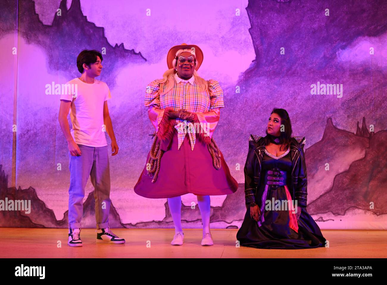 Fliegen Sie dieses Weihnachten auf Ihrem Zauberteppich bis nach East London, während Hackney Empire Panto Aladdin 2023 uns in eine magische neue Welt entführt! Diese klassische Geschichte von einem Jungen, der eine magische Lampe findet, die all seine Wünsche erfüllen kann, ist unheimlich lustig, mit lebhaften Kostümen und Effekten, unkontrollierbarem Lachen, eingängigen Liedern und dem Besten: Teilnahme am Publikum. Stockfoto