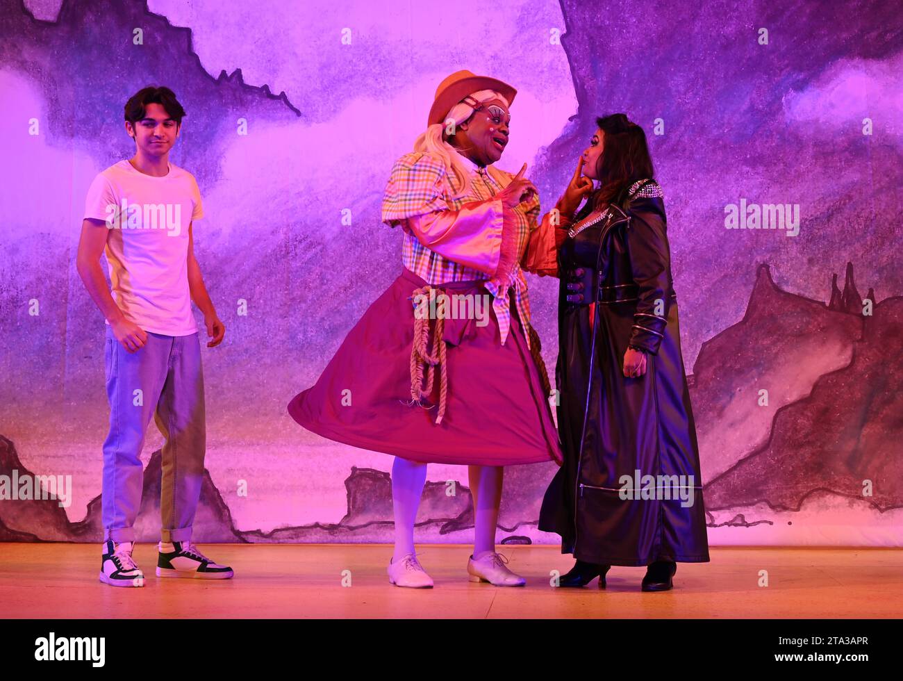 Fliegen Sie dieses Weihnachten auf Ihrem Zauberteppich bis nach East London, während Hackney Empire Panto Aladdin 2023 uns in eine magische neue Welt entführt! Diese klassische Geschichte von einem Jungen, der eine magische Lampe findet, die all seine Wünsche erfüllen kann, ist unheimlich lustig, mit lebhaften Kostümen und Effekten, unkontrollierbarem Lachen, eingängigen Liedern und dem Besten: Teilnahme am Publikum. Stockfoto