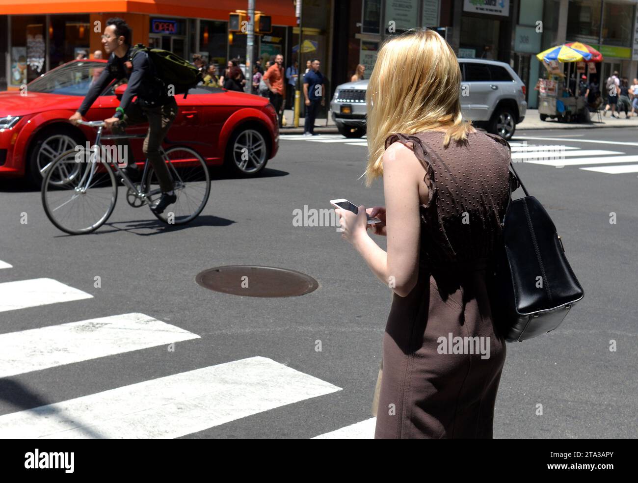 New York, USA - 30. Mai 2018: Frau benutzt sein Smartphone auf der Straße in New York. Stockfoto