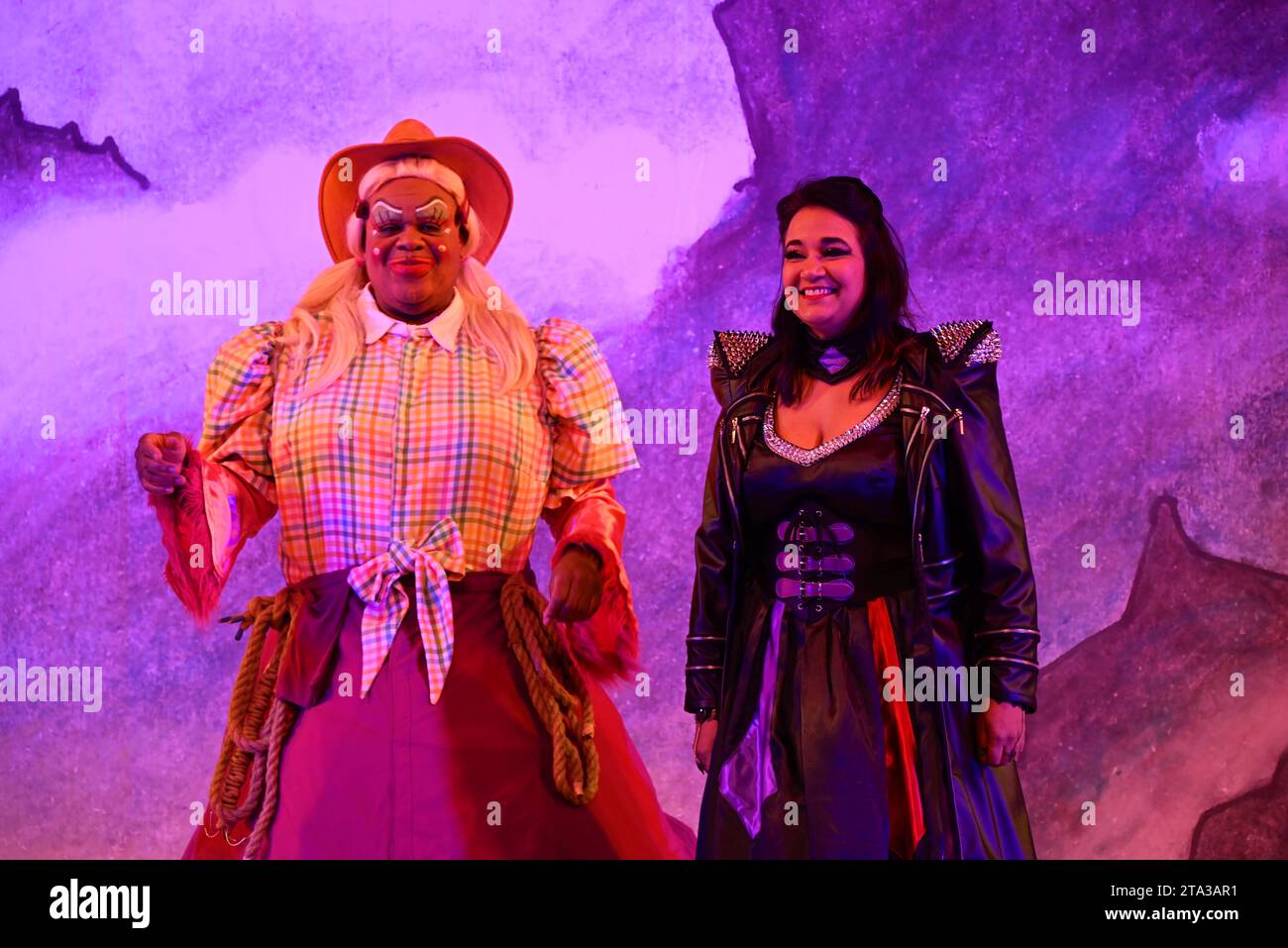 Fliegen Sie dieses Weihnachten auf Ihrem Zauberteppich bis nach East London, während Hackney Empire Panto Aladdin 2023 uns in eine magische neue Welt entführt! Diese klassische Geschichte von einem Jungen, der eine magische Lampe findet, die all seine Wünsche erfüllen kann, ist unheimlich lustig, mit lebhaften Kostümen und Effekten, unkontrollierbarem Lachen, eingängigen Liedern und dem Besten: Teilnahme am Publikum. Stockfoto