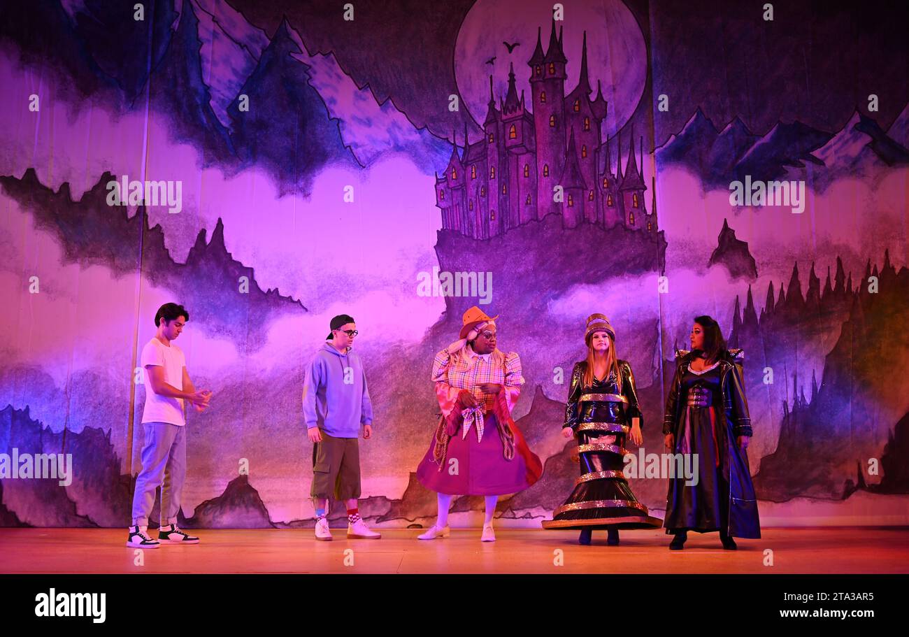 Fliegen Sie dieses Weihnachten auf Ihrem Zauberteppich bis nach East London, während Hackney Empire Panto Aladdin 2023 uns in eine magische neue Welt entführt! Diese klassische Geschichte von einem Jungen, der eine magische Lampe findet, die all seine Wünsche erfüllen kann, ist unheimlich lustig, mit lebhaften Kostümen und Effekten, unkontrollierbarem Lachen, eingängigen Liedern und dem Besten: Teilnahme am Publikum. Stockfoto