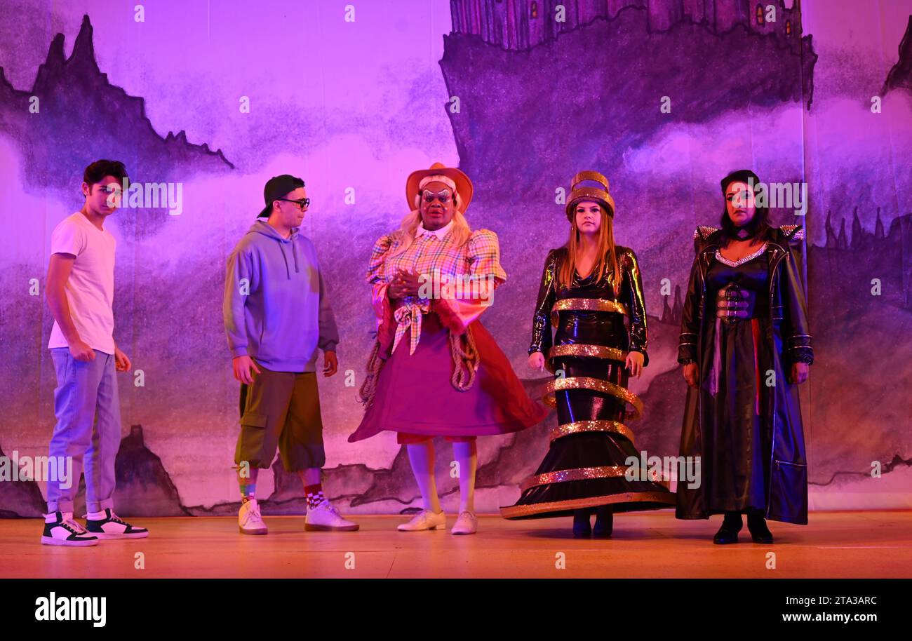 Fliegen Sie dieses Weihnachten auf Ihrem Zauberteppich bis nach East London, während Hackney Empire Panto Aladdin 2023 uns in eine magische neue Welt entführt! Diese klassische Geschichte von einem Jungen, der eine magische Lampe findet, die all seine Wünsche erfüllen kann, ist unheimlich lustig, mit lebhaften Kostümen und Effekten, unkontrollierbarem Lachen, eingängigen Liedern und dem Besten: Teilnahme am Publikum. Stockfoto