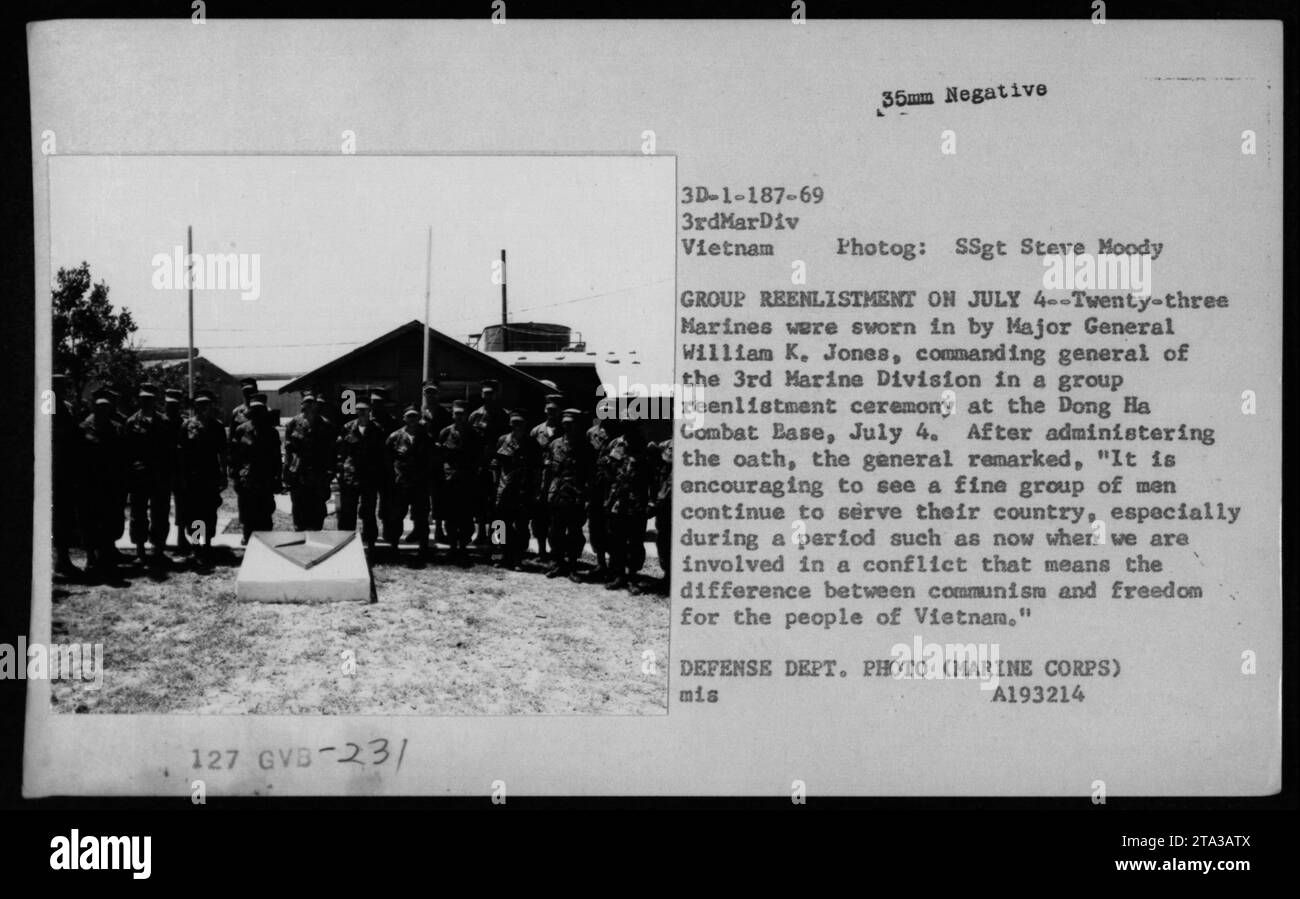 Am 4. Juli 1969 meldeten sich 23 Marines wieder auf der Dong Ha Combat Base in Vietnam an, wobei Generalmajor William K. Jones den Eid ablegte, was ihr Engagement während des Vietnamkonflikts widerspiegelte. Stockfoto