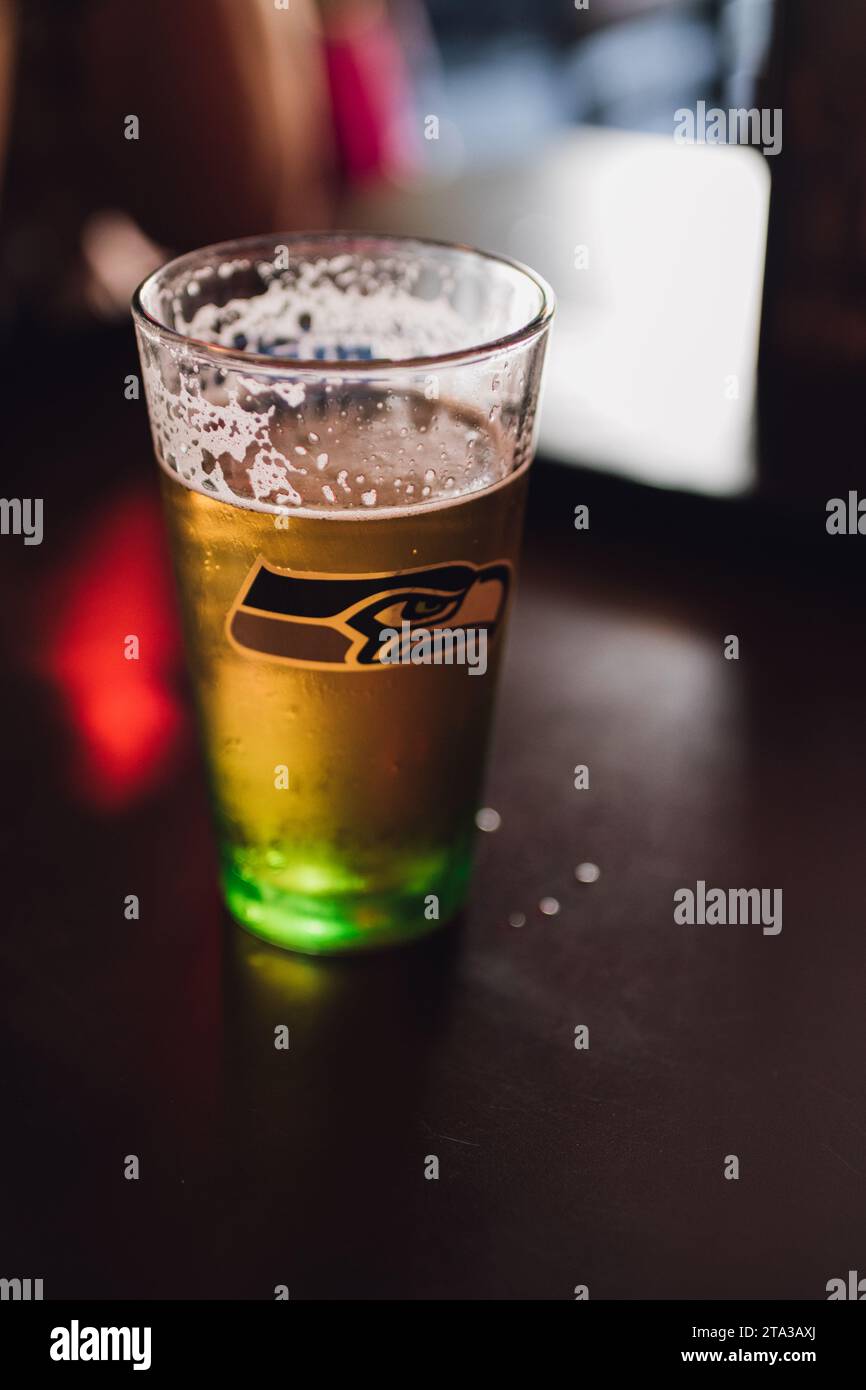 Ein Pint Bier wird in der Taverne in Seattle Seahawks mit grünem Glas serviert Stockfoto