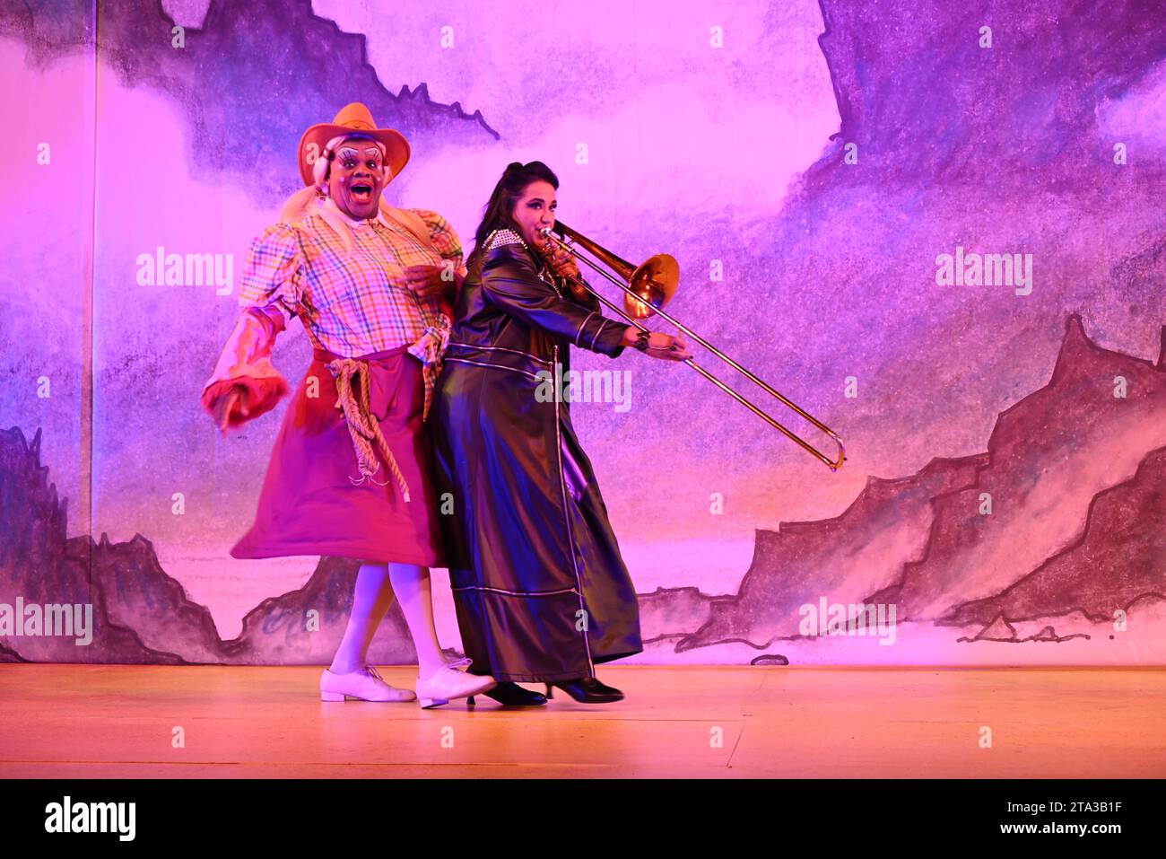 Fliegen Sie dieses Weihnachten auf Ihrem Zauberteppich bis nach East London, während Hackney Empire Panto Aladdin 2023 uns in eine magische neue Welt entführt! Diese klassische Geschichte von einem Jungen, der eine magische Lampe findet, die all seine Wünsche erfüllen kann, ist unheimlich lustig, mit lebhaften Kostümen und Effekten, unkontrollierbarem Lachen, eingängigen Liedern und dem Besten: Teilnahme am Publikum. Stockfoto