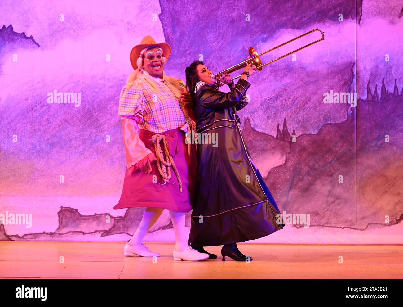 Fliegen Sie dieses Weihnachten auf Ihrem Zauberteppich bis nach East London, während Hackney Empire Panto Aladdin 2023 uns in eine magische neue Welt entführt! Diese klassische Geschichte von einem Jungen, der eine magische Lampe findet, die all seine Wünsche erfüllen kann, ist unheimlich lustig, mit lebhaften Kostümen und Effekten, unkontrollierbarem Lachen, eingängigen Liedern und dem Besten: Teilnahme am Publikum. Stockfoto