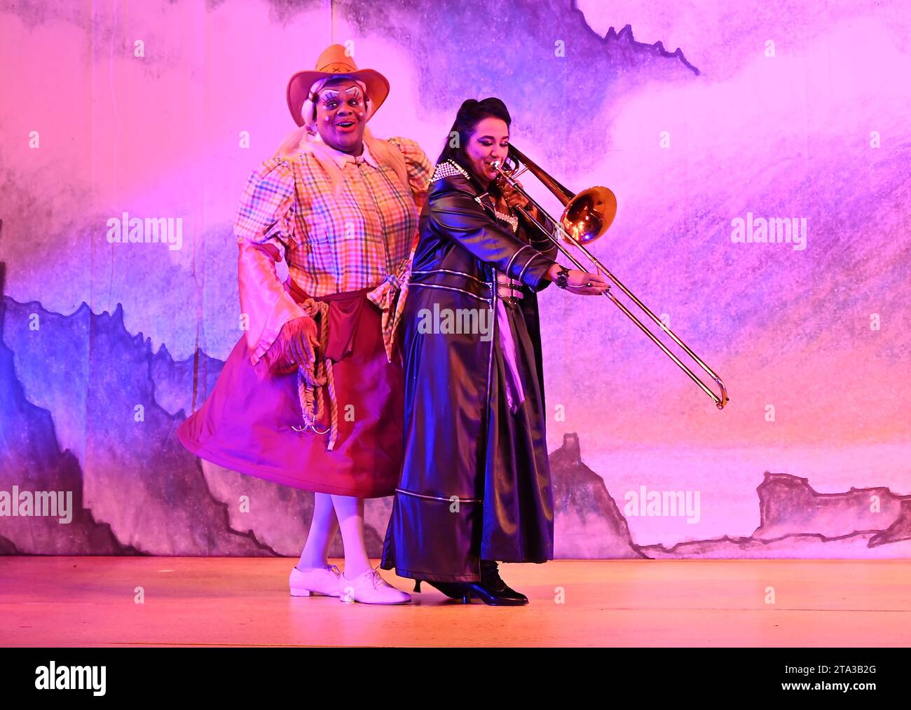 Fliegen Sie dieses Weihnachten auf Ihrem Zauberteppich bis nach East London, während Hackney Empire Panto Aladdin 2023 uns in eine magische neue Welt entführt! Diese klassische Geschichte von einem Jungen, der eine magische Lampe findet, die all seine Wünsche erfüllen kann, ist unheimlich lustig, mit lebhaften Kostümen und Effekten, unkontrollierbarem Lachen, eingängigen Liedern und dem Besten: Teilnahme am Publikum. Stockfoto