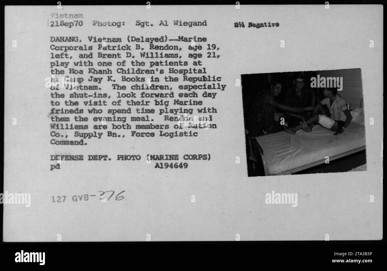 Die Marine Corporals Patrick B. Rendon und Brent D. Williams von Ration Co., Supply Bn., Force Logistic Command, interagieren und spielen mit Patienten im Hoa Khanh Children's Hospital, Camp Jay K. Books, Danang, Vietnam am 21. September 1970. Stockfoto
