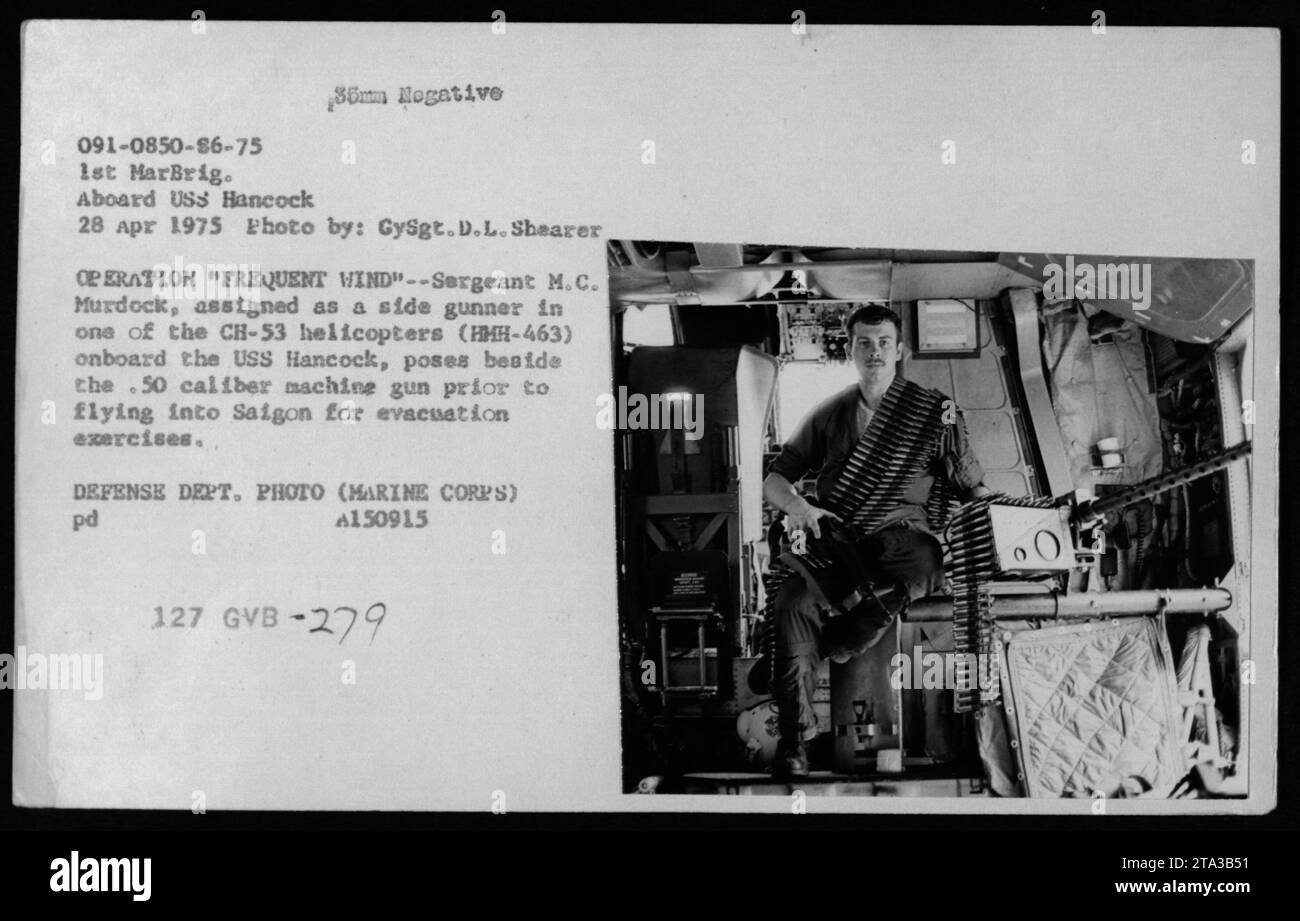 Sergeant M.C. Murdock, ein Seitenschützen auf einem CH-53 Hubschrauber (HHH-463) an Bord der USS Hancock während der Operation Frequent Wind, posiert neben einem Maschinengewehr des Kalibers .50, bevor er an Evakuierungsübungen in Saigon teilnimmt. Dieses Foto wurde am 28. April 1975 von GySgt aufgenommen. D.L. Shearer. Stockfoto