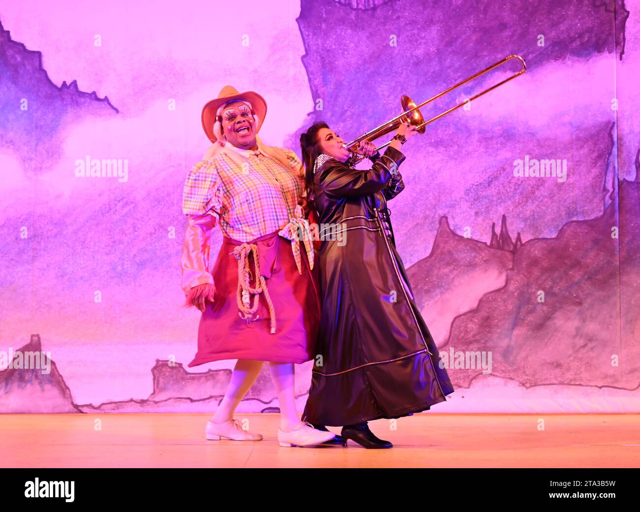 Fliegen Sie dieses Weihnachten auf Ihrem Zauberteppich bis nach East London, während Hackney Empire Panto Aladdin 2023 uns in eine magische neue Welt entführt! Diese klassische Geschichte von einem Jungen, der eine magische Lampe findet, die all seine Wünsche erfüllen kann, ist unheimlich lustig, mit lebhaften Kostümen und Effekten, unkontrollierbarem Lachen, eingängigen Liedern und dem Besten: Teilnahme am Publikum. Stockfoto