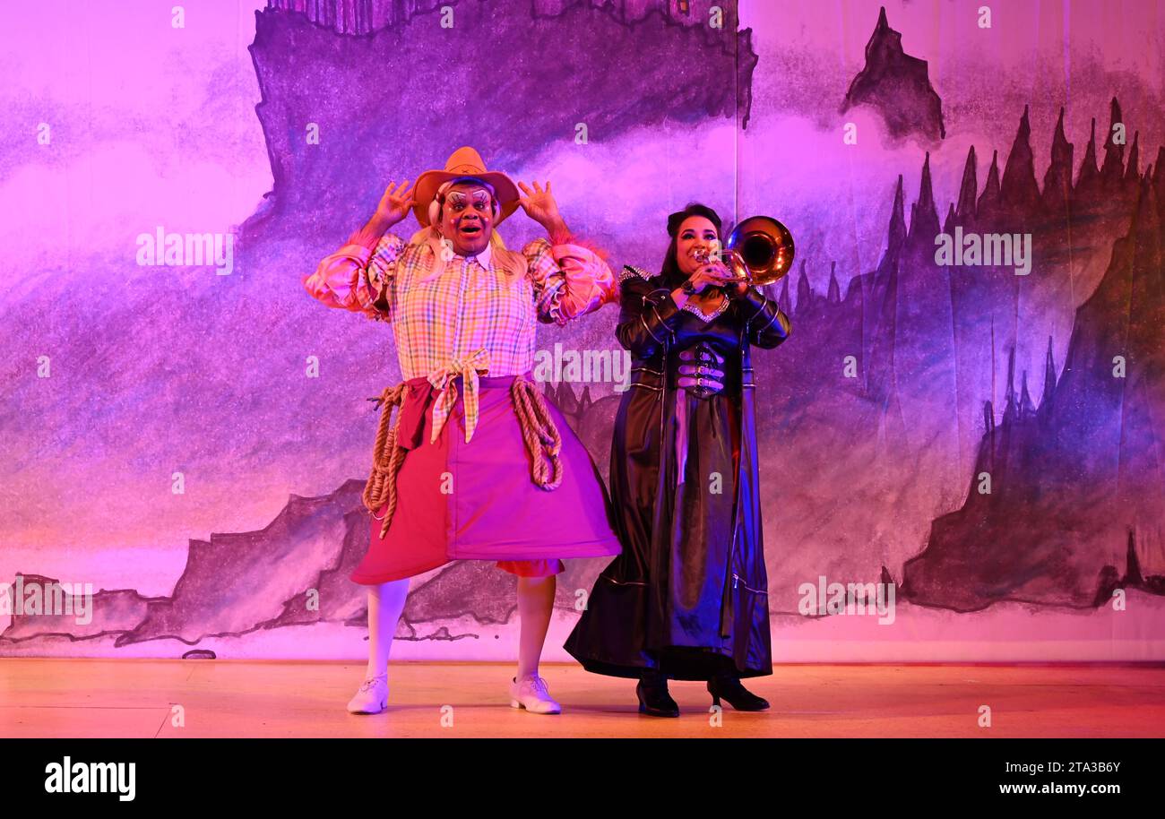Fliegen Sie dieses Weihnachten auf Ihrem Zauberteppich bis nach East London, während Hackney Empire Panto Aladdin 2023 uns in eine magische neue Welt entführt! Diese klassische Geschichte von einem Jungen, der eine magische Lampe findet, die all seine Wünsche erfüllen kann, ist unheimlich lustig, mit lebhaften Kostümen und Effekten, unkontrollierbarem Lachen, eingängigen Liedern und dem Besten: Teilnahme am Publikum. Stockfoto