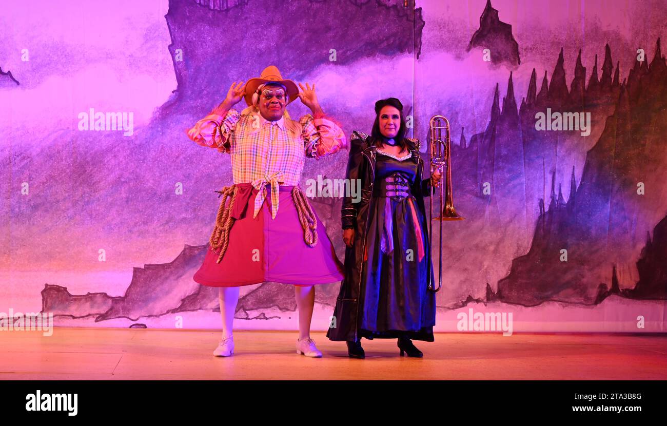 Fliegen Sie dieses Weihnachten auf Ihrem Zauberteppich bis nach East London, während Hackney Empire Panto Aladdin 2023 uns in eine magische neue Welt entführt! Diese klassische Geschichte von einem Jungen, der eine magische Lampe findet, die all seine Wünsche erfüllen kann, ist unheimlich lustig, mit lebhaften Kostümen und Effekten, unkontrollierbarem Lachen, eingängigen Liedern und dem Besten: Teilnahme am Publikum. Stockfoto
