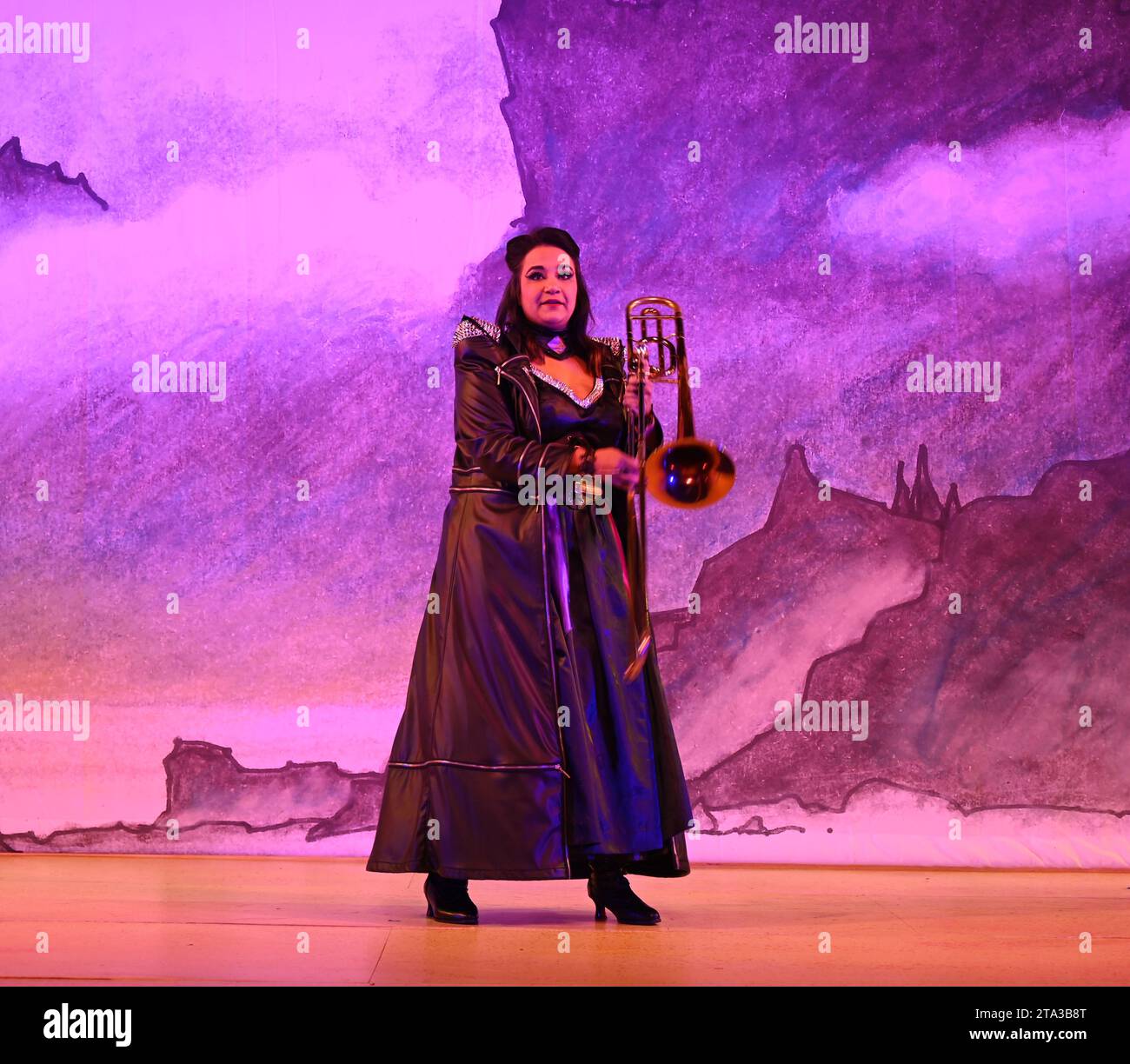 Fliegen Sie dieses Weihnachten auf Ihrem Zauberteppich bis nach East London, während Hackney Empire Panto Aladdin 2023 uns in eine magische neue Welt entführt! Diese klassische Geschichte von einem Jungen, der eine magische Lampe findet, die all seine Wünsche erfüllen kann, ist unheimlich lustig, mit lebhaften Kostümen und Effekten, unkontrollierbarem Lachen, eingängigen Liedern und dem Besten: Teilnahme am Publikum. Stockfoto