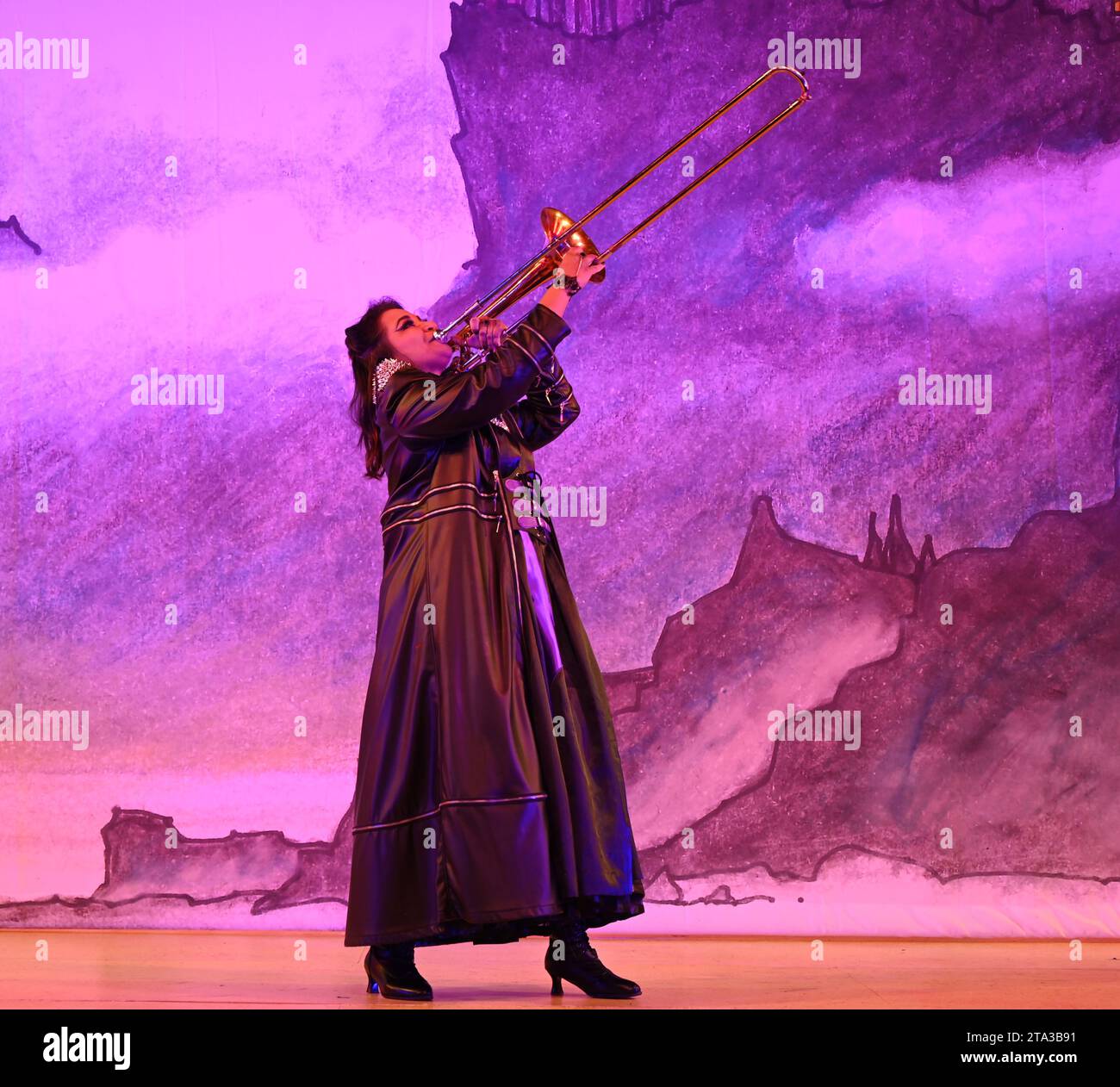 Fliegen Sie dieses Weihnachten auf Ihrem Zauberteppich bis nach East London, während Hackney Empire Panto Aladdin 2023 uns in eine magische neue Welt entführt! Diese klassische Geschichte von einem Jungen, der eine magische Lampe findet, die all seine Wünsche erfüllen kann, ist unheimlich lustig, mit lebhaften Kostümen und Effekten, unkontrollierbarem Lachen, eingängigen Liedern und dem Besten: Teilnahme am Publikum. Stockfoto