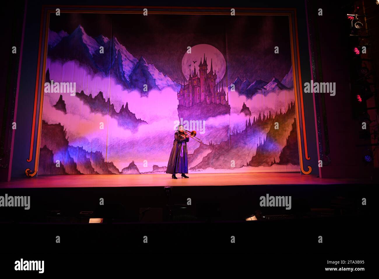 Fliegen Sie dieses Weihnachten auf Ihrem Zauberteppich bis nach East London, während Hackney Empire Panto Aladdin 2023 uns in eine magische neue Welt entführt! Diese klassische Geschichte von einem Jungen, der eine magische Lampe findet, die all seine Wünsche erfüllen kann, ist unheimlich lustig, mit lebhaften Kostümen und Effekten, unkontrollierbarem Lachen, eingängigen Liedern und dem Besten: Teilnahme am Publikum. Stockfoto