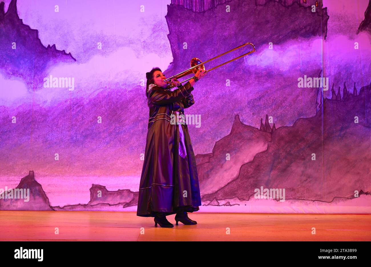 Fliegen Sie dieses Weihnachten auf Ihrem Zauberteppich bis nach East London, während Hackney Empire Panto Aladdin 2023 uns in eine magische neue Welt entführt! Diese klassische Geschichte von einem Jungen, der eine magische Lampe findet, die all seine Wünsche erfüllen kann, ist unheimlich lustig, mit lebhaften Kostümen und Effekten, unkontrollierbarem Lachen, eingängigen Liedern und dem Besten: Teilnahme am Publikum. Stockfoto