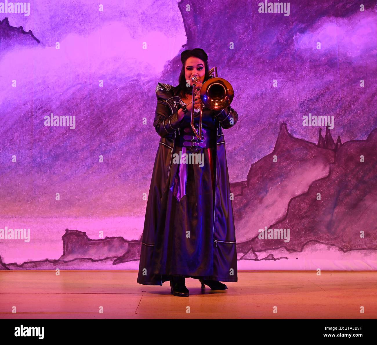 Fliegen Sie dieses Weihnachten auf Ihrem Zauberteppich bis nach East London, während Hackney Empire Panto Aladdin 2023 uns in eine magische neue Welt entführt! Diese klassische Geschichte von einem Jungen, der eine magische Lampe findet, die all seine Wünsche erfüllen kann, ist unheimlich lustig, mit lebhaften Kostümen und Effekten, unkontrollierbarem Lachen, eingängigen Liedern und dem Besten: Teilnahme am Publikum. Stockfoto