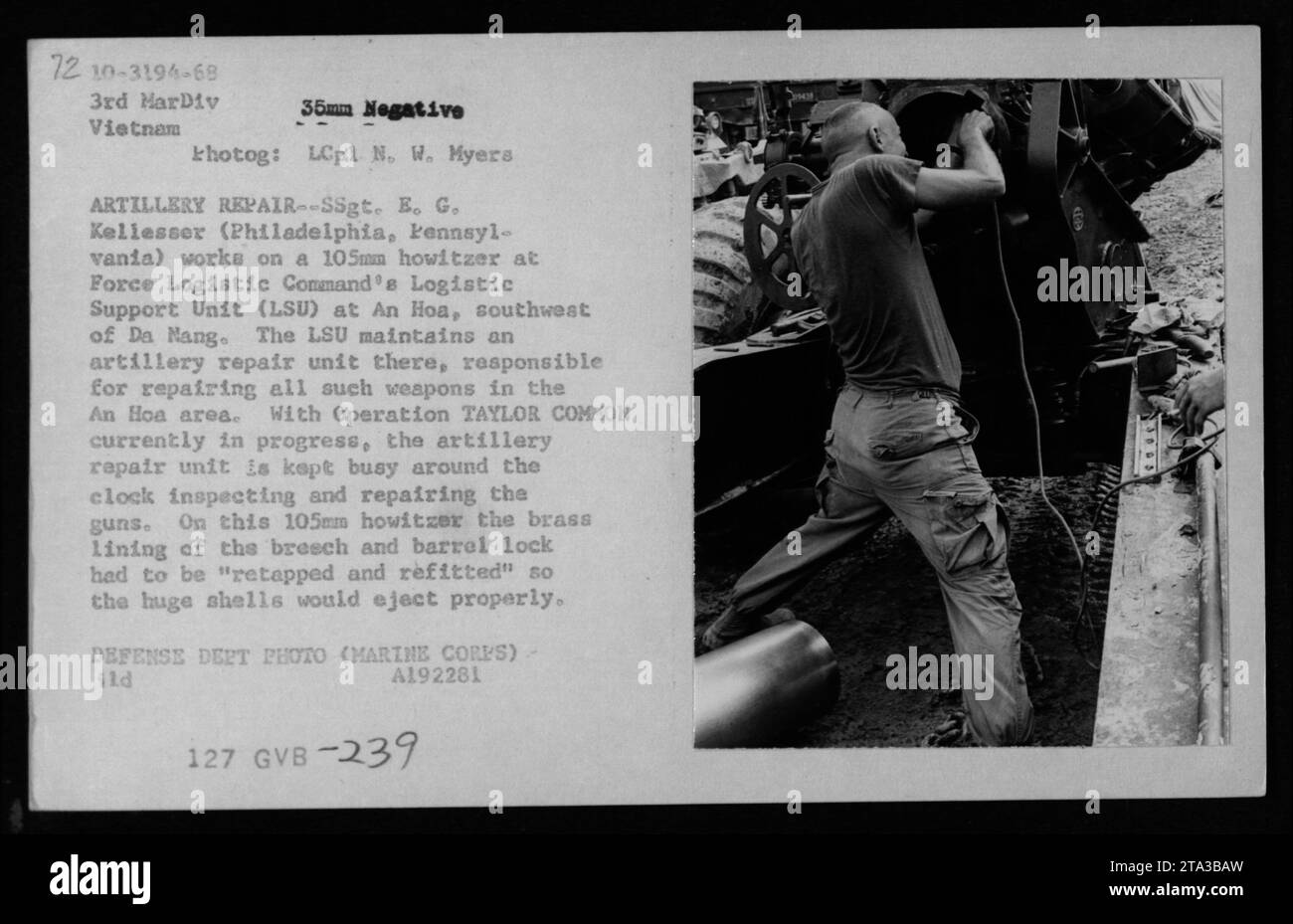 „SSgt. Kellesser, der ansässige Artilleriereparaturspezialist der Logistic Support Unit (LSU) des Force Logistic Command in an Hoa, Vietnam, arbeitet an einer 105-mm-Haubitze. Neben der Operation TAYLOR COMMON ist die Einheit für Artillerie der LSU mit der Inspektion und Reparatur von Waffen in der Gegend beschäftigt. In diesem Fall umfassen die Reparaturen das Zurückdrehen und den Wiedereinbau der Messingverkleidung der Entlüftung und der Zylinderverriegelung.“ Stockfoto