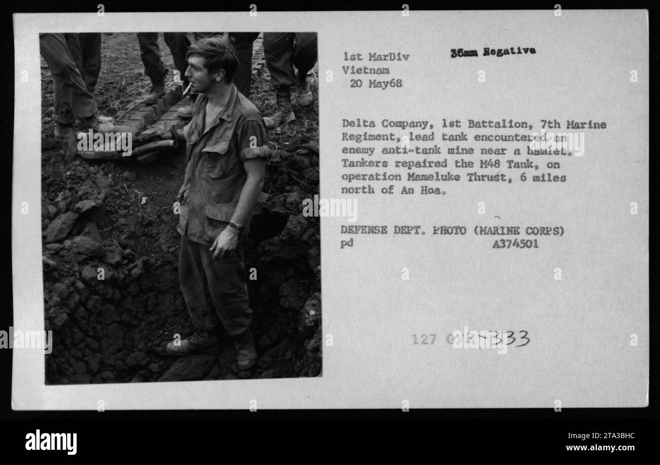 Ein beschädigter M48-Panzer der Delta Company, 1. Bataillon, 7. Marine Regiment traf eine Panzerabwehrmine in der Nähe eines Weilers und wurde am 20. Mai 1968 während der Operation Mameluke Thrust nördlich von an Hoa, Vietnam repariert. Stockfoto