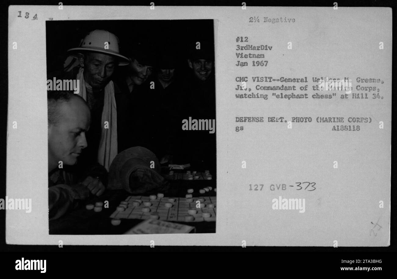 General Wallace M. Greene Jr., Kommandant des Marine Corps, beobachtete ...