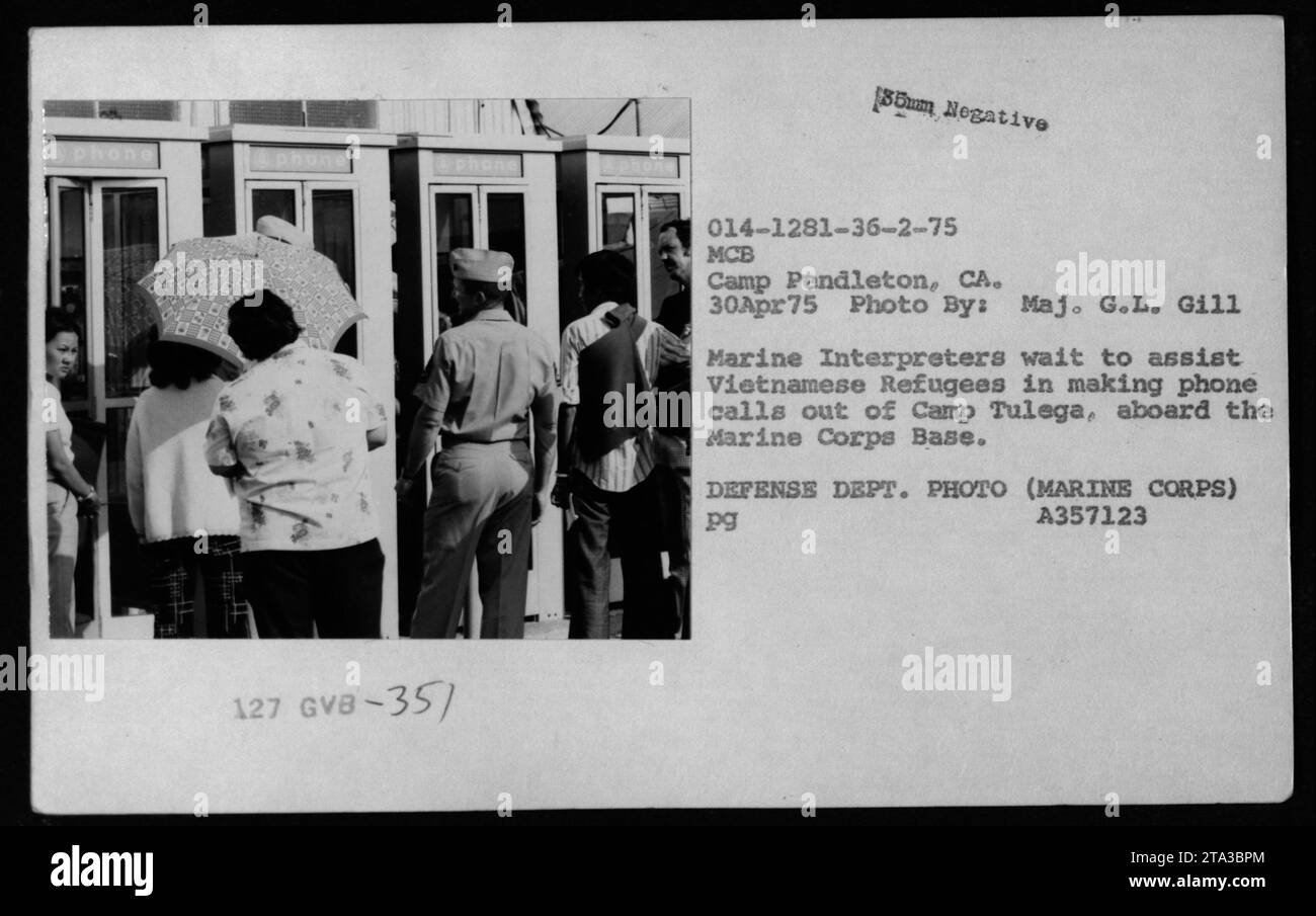 Am 30. April 1975 warten Marine-Dolmetscher in Camp Pendleton's Camp Tulega, CA, um vietnamesischen Flüchtlingen beim Telefonieren zu helfen. Unter den Flüchtlingen waren Claudia Cardinale, Nguyen Cao Ky, Rosemary Clooney und Betty Ford. Dieses Foto zeigt die Unterstützung vietnamesischer Flüchtlinge während des Vietnamkriegs. (Quelle: US-Verteidigungsministerium) Stockfoto